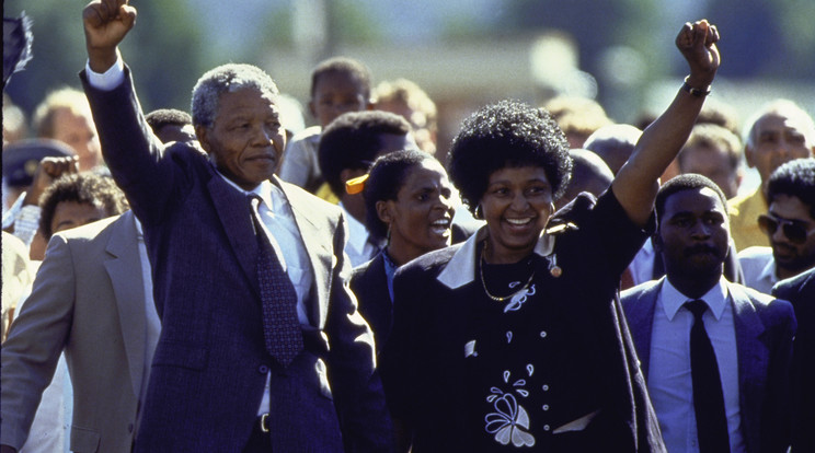 Nelson Mandela és felesége, Winnie győzedelmesen emeli a magasba ökölbe szorított kezét, amikor Nelson 27 év után szabadult a Victor Verster börtönből 1990-ben / Fotó: Getty Images