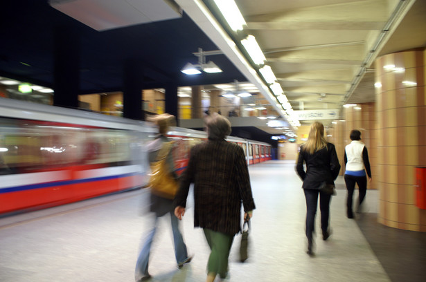 Ze względu na organizację ruchu pociągi I linii metra kursują do stacji Stokłosy. Powiatowy Inspektorat Sanitarny podejmie decyzję o możliwości przywrócenia ruchu na zamkniętych stacjach