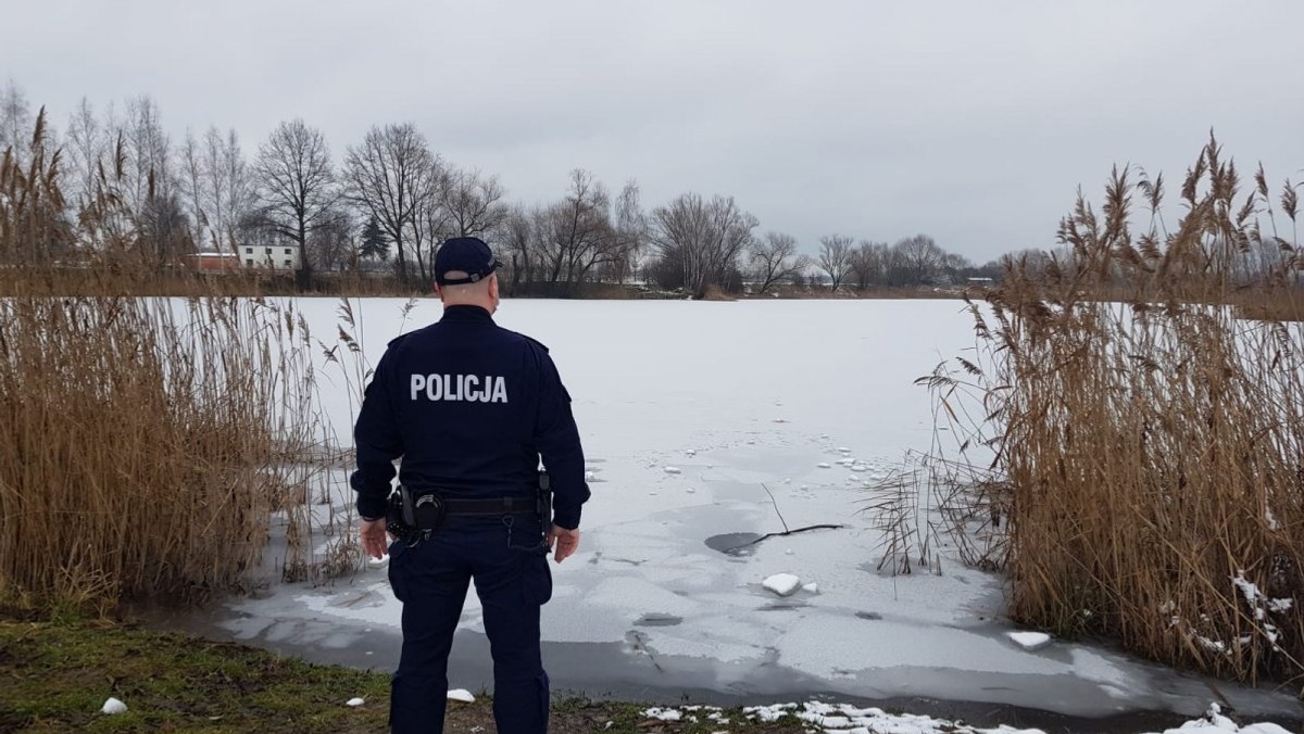 Kiedy na miejsce przyjechała pomoc, 29-latka była zanurzona po szyję w wodzie w oddalonym około sześciu metrów od brzegu przeręblu. Policjanci stworzyli tzw. łańcuch życia i wyciągnęli kobietę na brzeg. Wyziębiona 29-latka trafiła do szpitala. Jak doszło do tego wypadku?