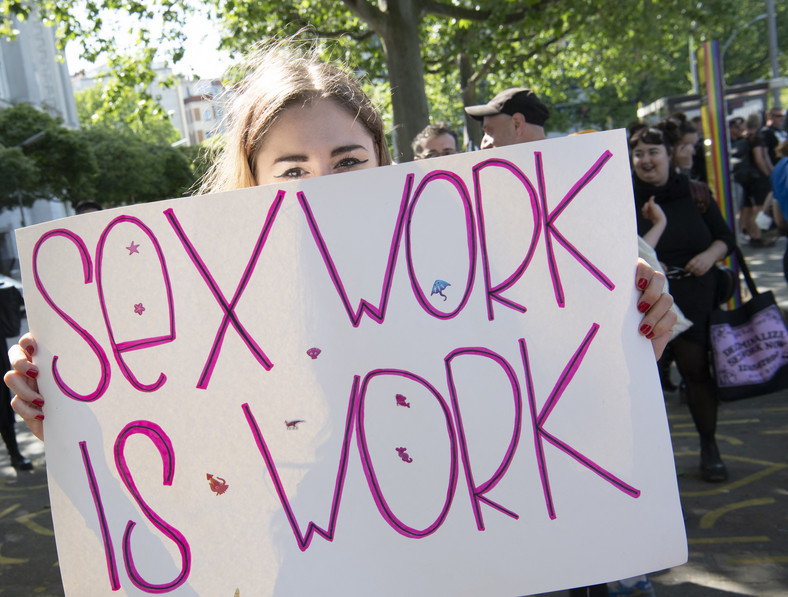 Uczestniczka demonstracji protestuje przeciwko ustawie o ochronie prostytucji w Berlinie, 3 czerwca 2023 r.