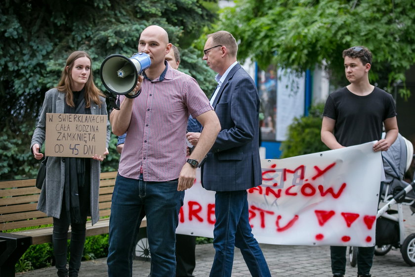 Pikieta w obronie uwięzionych rodzin górników