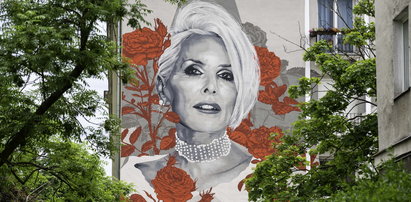 Kora upamiętniona muralem z okazji 70. urodzin. Wokół budynku z portretem artystki zasadzą setki róż