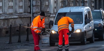 Tak w Łodzi łatają dziury na ulicach. Przypadek czy ustawka?