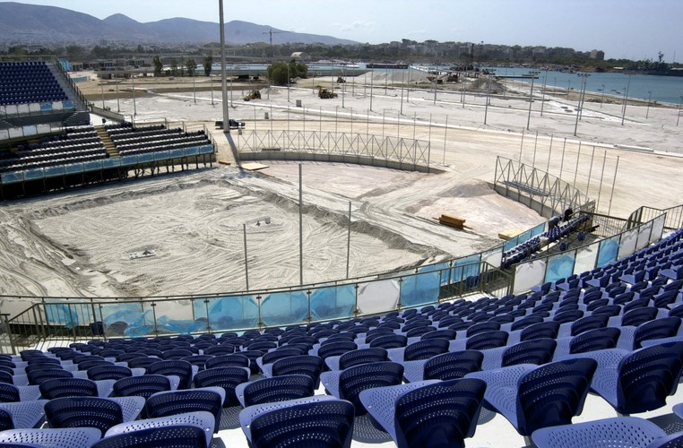 8 lat po Olimpiadzie w Grecji w 2004 r. Boisko do siatkówki plażowej w kompleksie olimpijskim w Faliro niedaleko Aten.