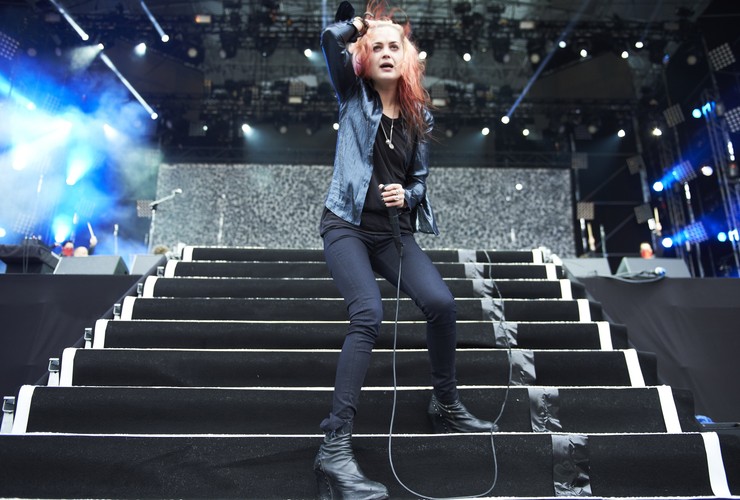 Alison Mosshart odmieniona – odchudzona, w nowym kolorze włosów, a przede wszystkim pełna energii i uśmiechnięta – świetnie prezentowała się na scenie