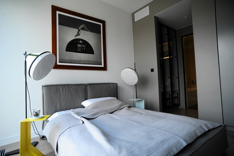 Budynek został zaprojektowany przez Helmuta Jahna, twórcę takich projektów, jak siedziba Unii Europejskiej w Brukseli, Sony Center w Berlinie, Highlight Munich Business Towers czy portu lotniczego w Monachium.