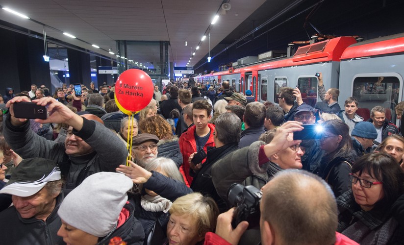 W rozmowie z dziennikarzami powiedziała, iż ma nadzieję, że dzięki tej inwestycji rozpoczyna się 'nowa Łódź obiecana'. 'Budujemy nowe centrum, które ma stać się wizytówką miasta. Jednym z jego elementów jest ten dworzec. Z niego idzie energia, która - mam nadzieję - przełoży się na całe miasto' - powiedziała. Dodała, że ważne jest, aby powstał tunel, który da szansę na 'jeszcze lepsze skomunikowanie miasta wewnątrz i spowoduje, że ten węzeł multimodalny, będzie również takim węzłem dla całej Polski'.