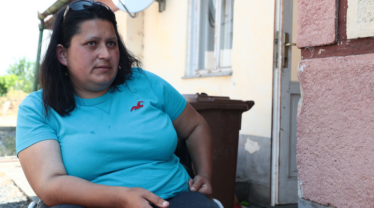 A mozgássérült Juhász
Brigitta (29) retteg, hogy
gyermeke és anyja után
otthonát is elveszíti / Fotó: Isza Ferenc