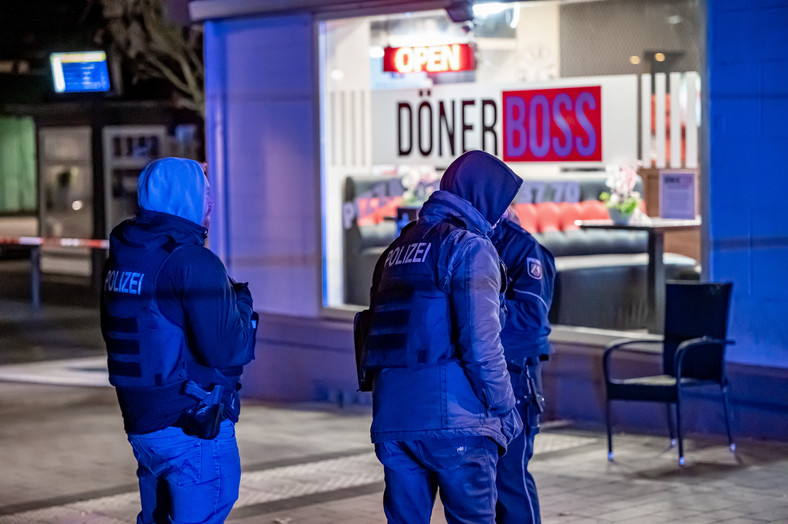 Policja pod lokalem z kebabem, w którym doszło do ataku. Plettenberg, Niemcy. 2021 r.