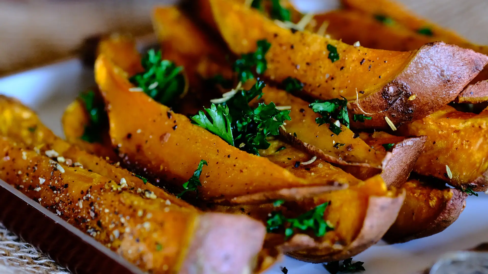 Frytki z dyni. Chrupiąca przekąska z parmezanem i pietruszką