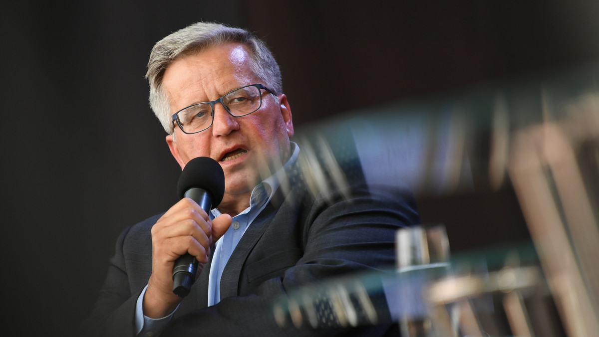 Komorowski o decyzji Bidena. "To kiwanie palcem przed nosem Dudy" 