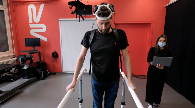 Egy 40 éves holland férfi gondolatátvivő készülék segítségével tud járni / Fotó: Profimedia