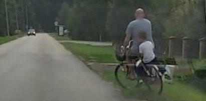 Bezmyślność! Pijany ojciec z synem na rowerze