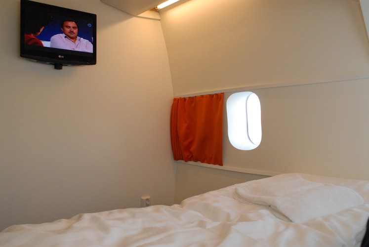 Jedna z sypialni wraz z telewizorem umilającym czas