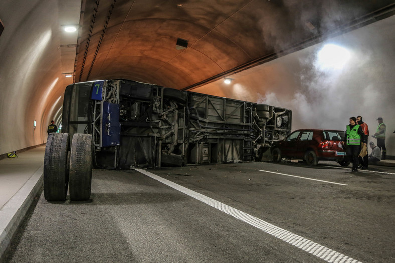 Ćwiczenia w tunelu drogi S7 na Zakopiance