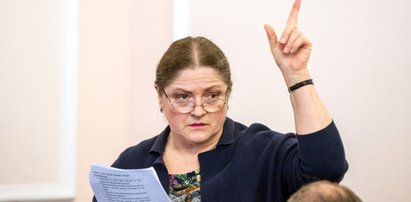 Krystyna Pawłowicz się zbroi. Po co sędzi Trybunału Konstytucyjnego taka spluwa?