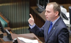 'SE' przyłapał wiceministra Andruszkiewcza. Rządową limuzyną na dworzec z narzeczoną