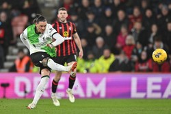 Liverpool ucieka rywalom. McBurnie autorem najpóźniej strzelonego gola w historii Premier League