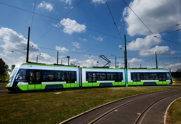 W piątek do Olszyna dotarł z fabryki Soalrisa w Bolechowie pod Poznaniem 10.  spośród 15 zamówionych pojazdów Tramino. To drugi kontrakt tramwajowy Solarisa w Polsce, który jest wart ponad 120 mln zł. W tym tygodniu z Bolechowa zostanie wysłany  do Olsztyna 11 pojazd. Całość dostaw powinna się zakończyć przed 30 września. Dwukierunkowe tramwaje dla Olsztyna mają ponad 29 metrów długości. Miasto zamówiło Tramino w wersji dwukierunkowej - mają sześcioro drzwi po obu stronach pojazdu. Tramwaje produkowane dla stolicy Warmii i Mazur mają 2,5 metra szerokości i będą najszerszymi tramwajami w Polsce. Jest to możliwe, dlatego że Olsztyn – z problemami – buduje infrastrukturę od podstaw po tym, jak została zlikwidowana w 1965 r.