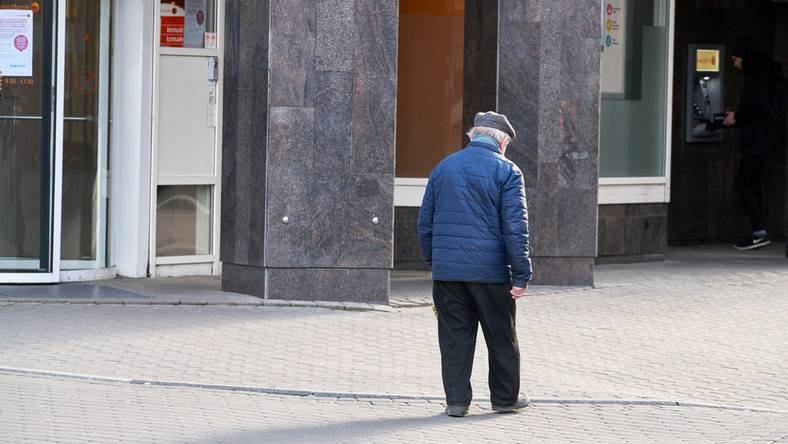 Pracodawcy mimo epidemii nie zwalniają zatrudnionych z ukończonym wiekiem emerytalnym - pisze środowa "Rzeczpospolita".