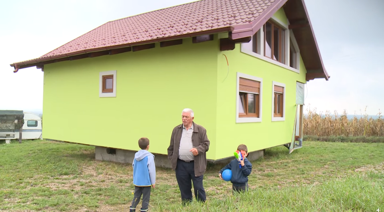 A 72 éves Vojin Kusicnak elege lett otthona átépítéséből, ezért forgatható házat épített feleségének