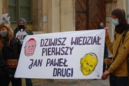 Kraków, 22.11.2020. Protest pod hasłem Wierzymy ofiarom. Dziwisz nie przed kamienicą przy ulicy Kanoniczej w Krakowie