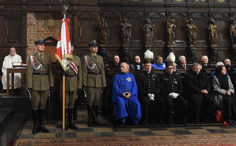 Obchody miesięcznicy katastrofy smoleńskiej z asystą honorową Wojska Polskiego