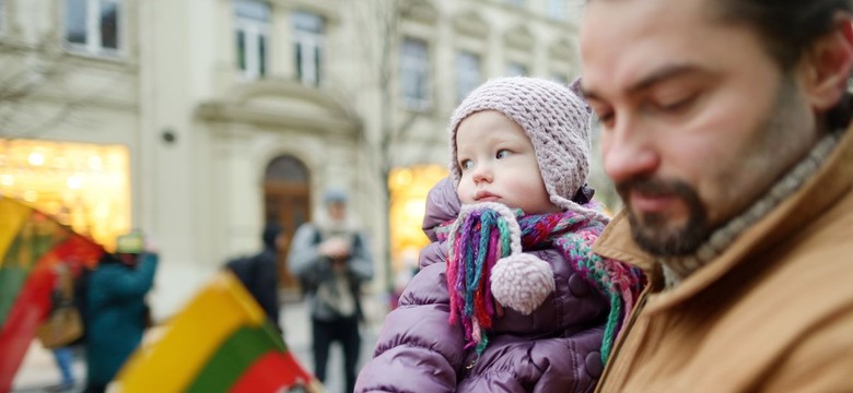 "Bierzemy przykład z Polski". Litwa wystartowała z własną wersją programu 500 +. 30 euro na każde dziecko