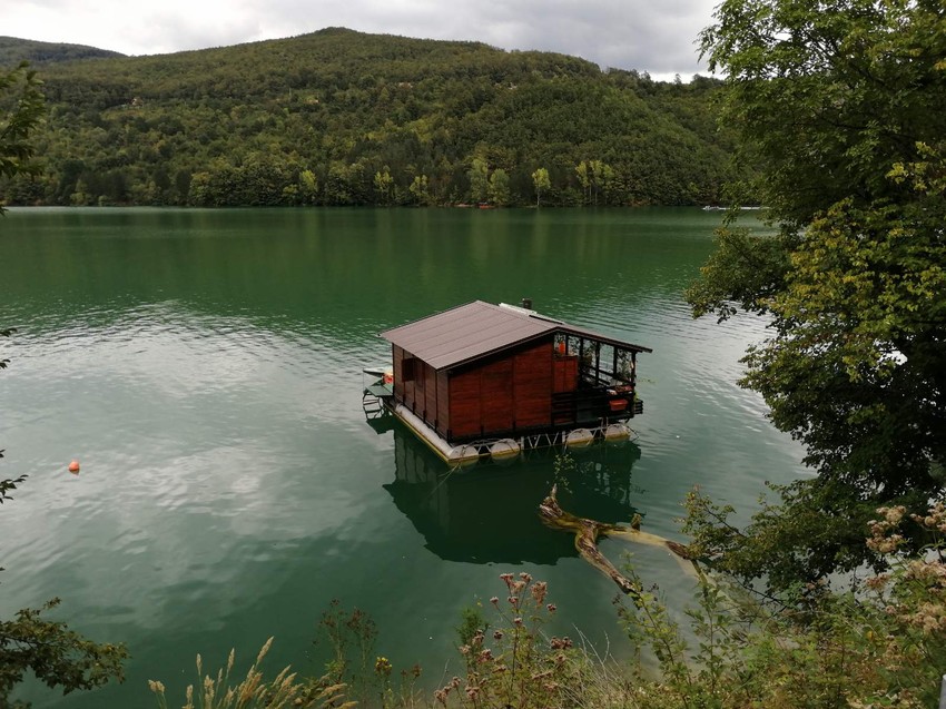 Jedan od oko 120 nelegalnih splavova na jezeru kod Bajine Bašte