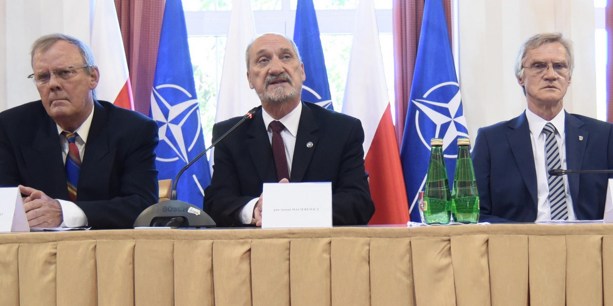 Macierewicz z komisją leci na podbój USA