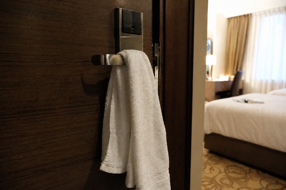 (FOTO,VIDEO) POSLALI JOJ FOTOGRAFIJE, PASOŠE I JMBG ŽENA SA KOJIMA JE BIO Biznismen iz Čačka tužio poznati hotel u Beogradu: Supruzi otkrili SVE DETALJE BORAVKA, usledio pakao!