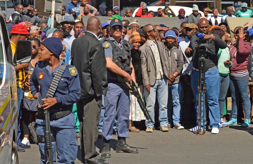 Ljudi  ispred suda u Estkortu