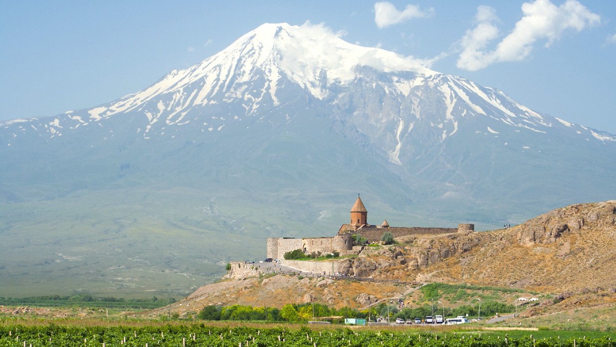 4 września 2012 wyruszyła z Warszawy połączona wyprawa kobieca uczestnicząca w projekcie Ararat 2012 - Arka Kobiet by zdobyć legendarną górę Ararat (5 137 m n.p.m.) znajdującą się na terenie Turcji.