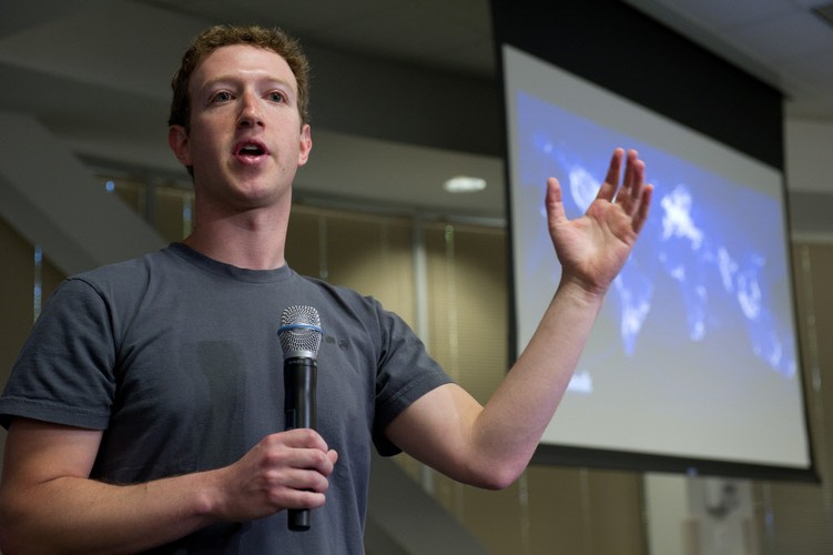 Na liście mieszkańców Palo Alto jest sporo nazwisk prezesów i założycieli dużych firm: Sergey Brin i Larry Page (założyciele Google), Tim Cook (prezes Apple), David Filo (współzałożyciel Yahoo!), Jawed Karim (współzałożyciel serwisu YouTube), Jerry Yang (współzałożyciel Yahoo!) oraz Mark Zuckerberg (współzałożyciel i prezes Facebooka). Na zdjęciu: Mark Zuckerberg w siedzibie Facebooka