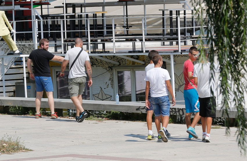Prolaznici zagledaju nakrivljeni splav