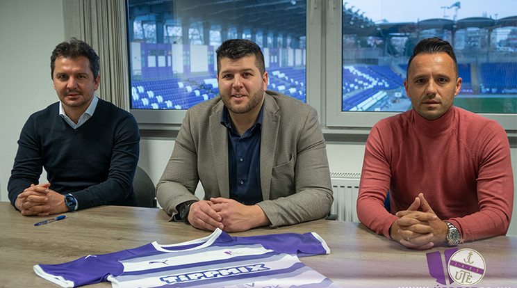 Az új újpesti vezetőedző, Milos Kruscsics (balra), Berta Csaba, az Újpest ügyvezető igazgatója (középen) és Bojan Trkulja pályaedző / Fotó: Újpest FC