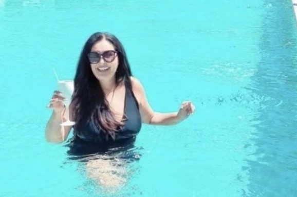 "VREME JE ZA ODMOR" Dragana Mirković objavila prelepe kadrove sa letovanja: "Nasmejana žena"
