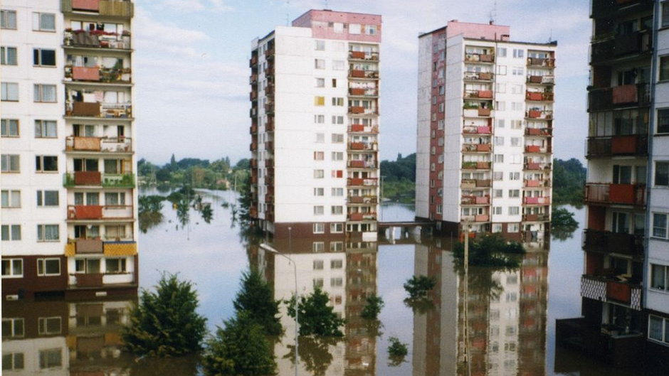 Powódź w lipcu 1997 we Wrocławiu. Osiedle Kozanów / fot. J.M.K. Kokot, CC-BY-SA 3.0