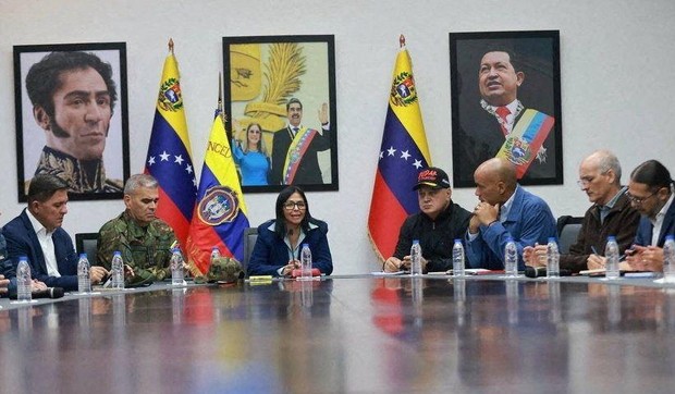 Fotografija koju je objavila Delsi Rodrigez, vršiteljka dužnosti predsednice Venecuele, na njenom Instagram nalogu - na sastanku je u društvu drugih visokih funkcionera zemlje, dva dana pošto su SAD napale Venecuelu, zarobivši njenog predsednika Nikolasa Madura i njegovu suprugu Siliju Flores | Foto: Delcy Rodriguez via Instagram/Handout via REUTERS