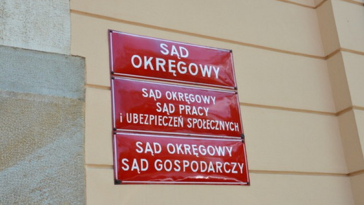 Proces mieszkanki Stalowej Woli oskarżonej o zabójstwo matki będzie się toczyć od nowa. Sąd Apelacyjny w Rzeszowie uchylił wyrok skazujący Annę B. na 6 lat więzienia. W uzasadnieniu stwierdzono, że postępowanie dowodowe przed sądem I instancji nie zostało dogłębnie przeprowadzone. W ocenie Sądu Apelacyjnego m.in. niewystarczająco wyjaśniono kwestię obecności we krwi oskarżonej śladów narkotyków. Sprawa wraca do Sądu Okręgowego w Rzeszowie.