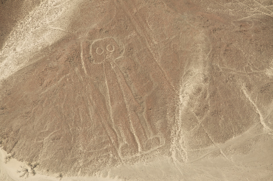 Słynny Olbrzym z Nazca macha kosmitom?