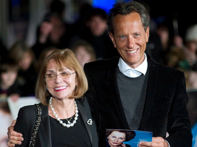Joan Washington i Richard E. Grant