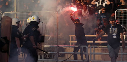 Zamieszki w Grecji! Piłkarz trafiony cementem, finał krajowego pucharu został opóźniony [WIDEO I ZDJĘCIA]