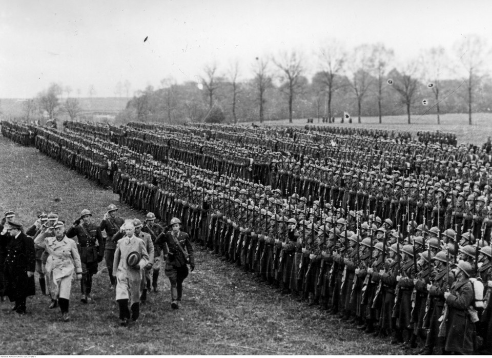 1 Dywizja Grenadierów Wojska Polskiego we Francji - obchody święta 3 Maja i uroczystość nadania miana Grenadierów odbywające się przy szosie Autreville-Martigny (1940)