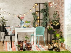 Małe i większe letnie przyjęcia w dobrym stylu. Modne aranżacje wnętrz i stołu