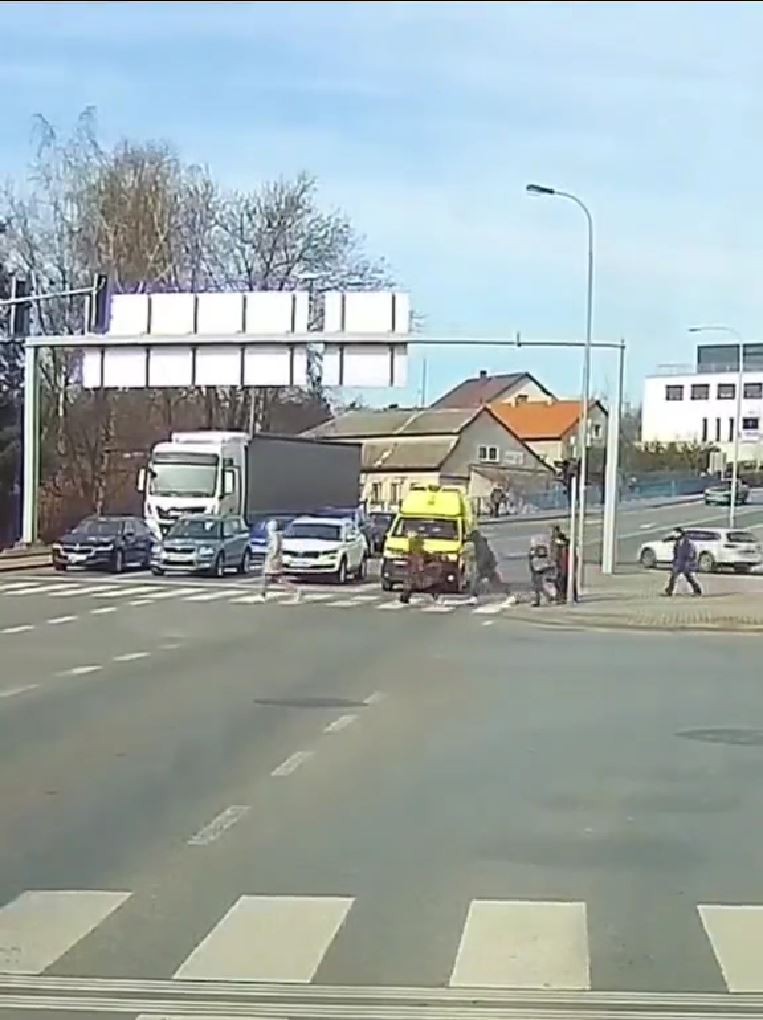 Pred sanitku vbehli chodci. 
