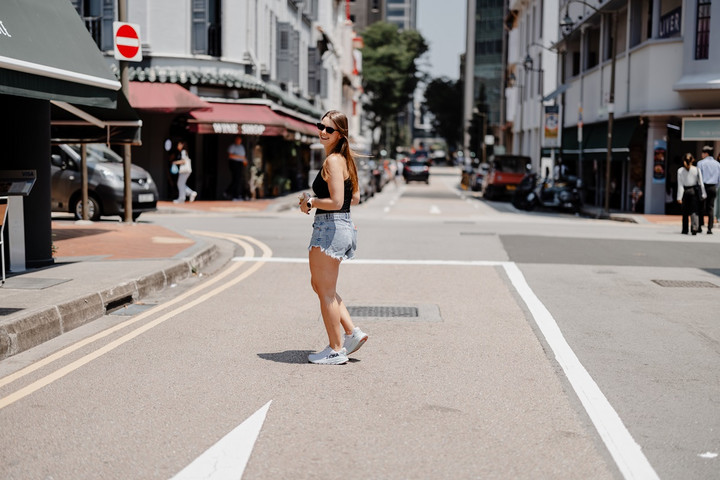Ewa Kunik podczas spaceru po singapurskich ulicach