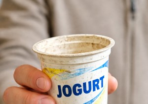 Stara čaša jogurta u ruci