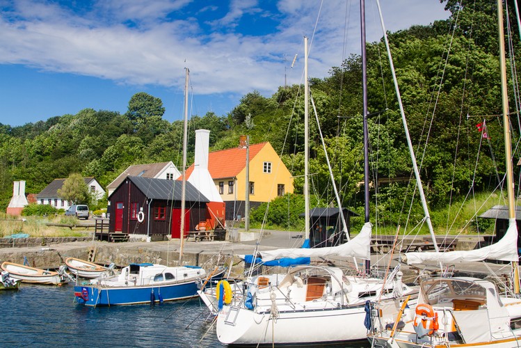 Bornholm<br><br>Na Bornholmie, mimo niewielkiej powierzchni, znajduje się wiele interesujących miejsc które warto zobaczyć. Wyspę przecina siedem szlaków rowerowych.