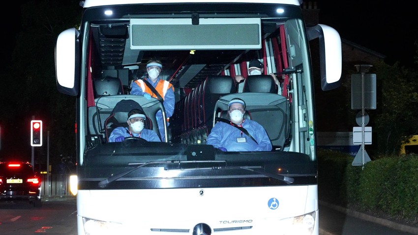 Autobus sa britanskim putnicima sa kruzera Hondijus stiže do bolnice u Mersisajdu 10. maja